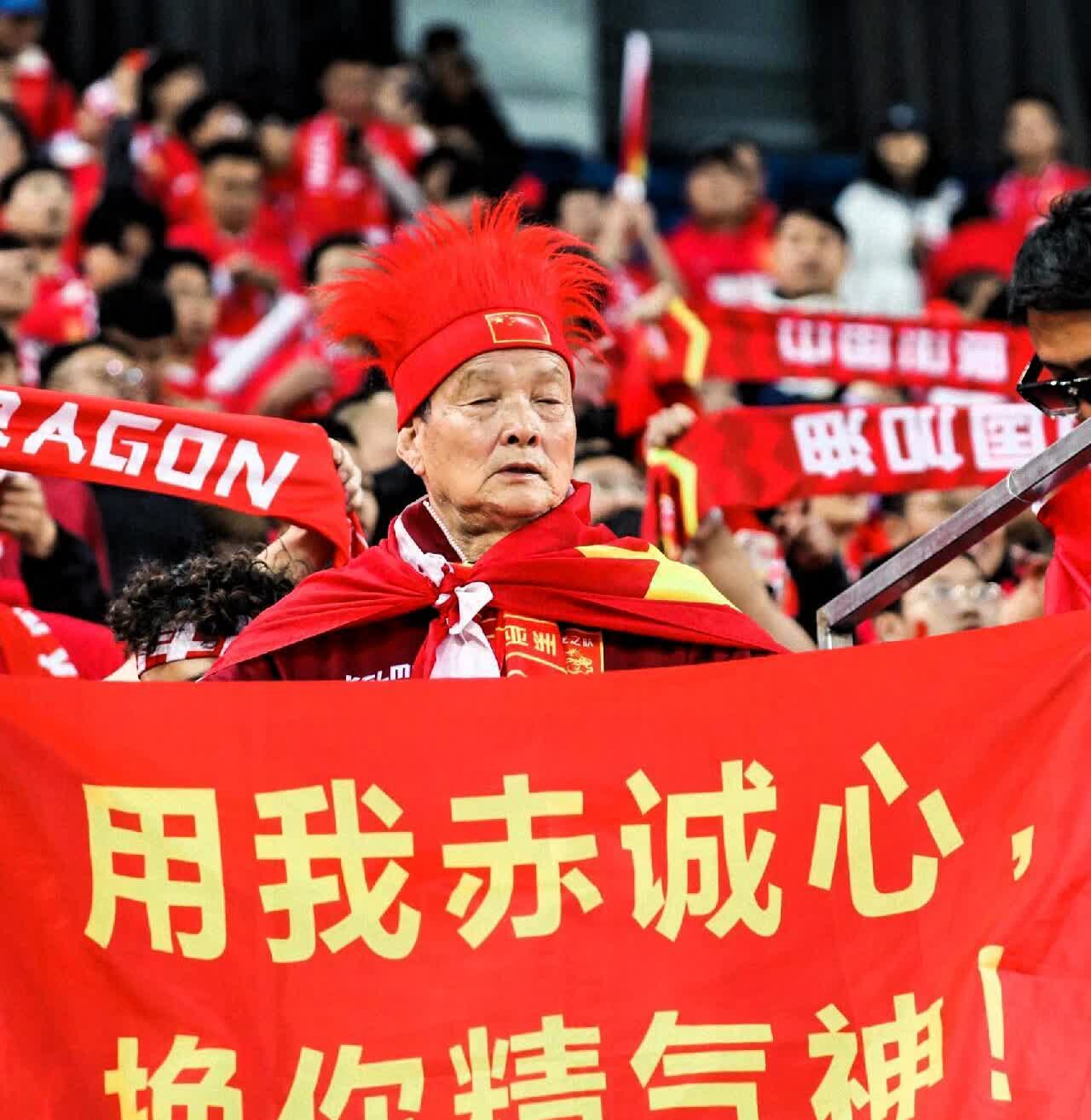 “最后一棵稻草压弯。”昨晚，足协连夜下发通报：任何侮辱国足队员人格的行为，一律按
