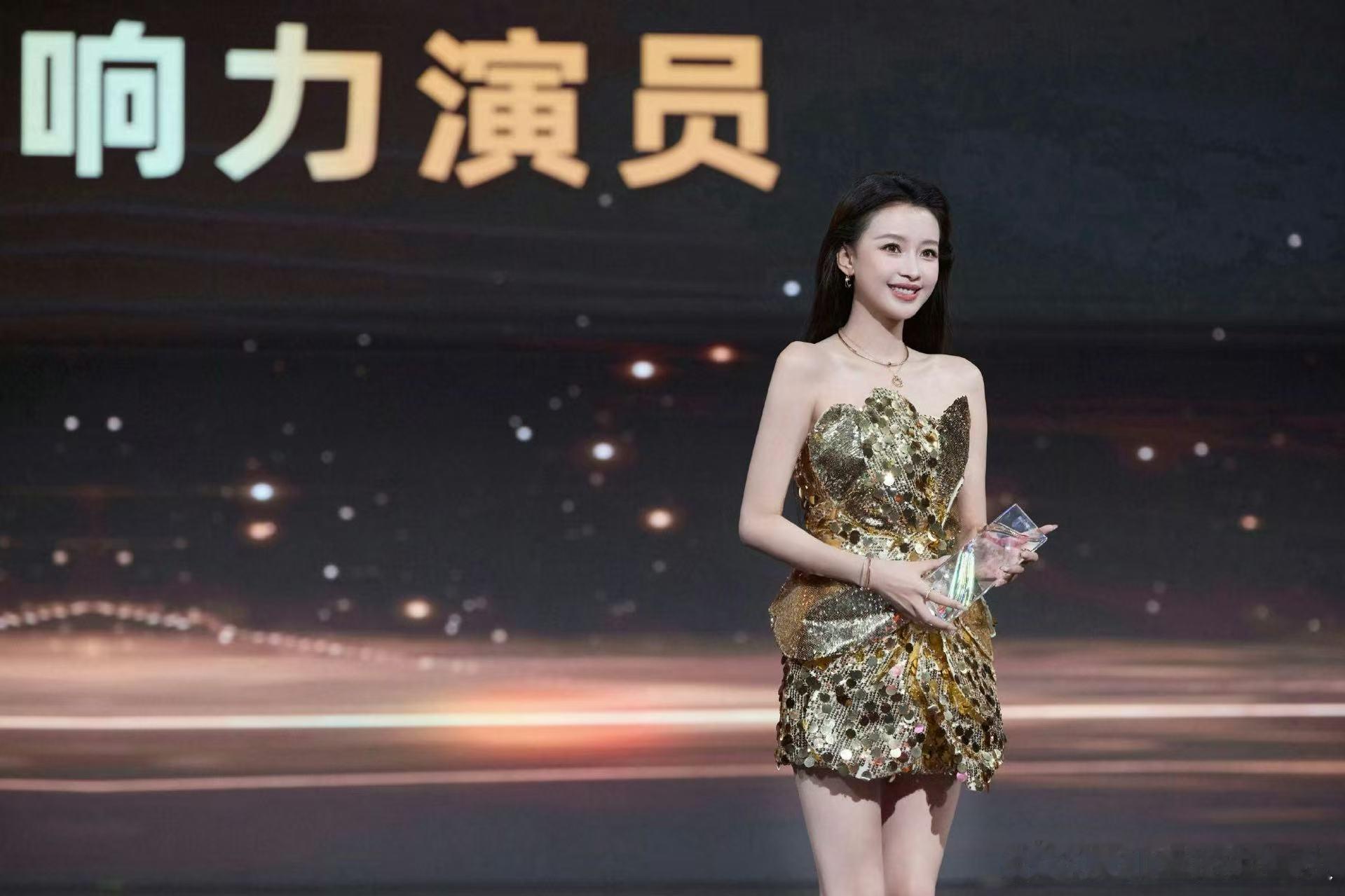 孙怡穿细高跟膝盖还能笔直不想睡的星期五回看综艺片段，造型很美，但更亮眼的是她的