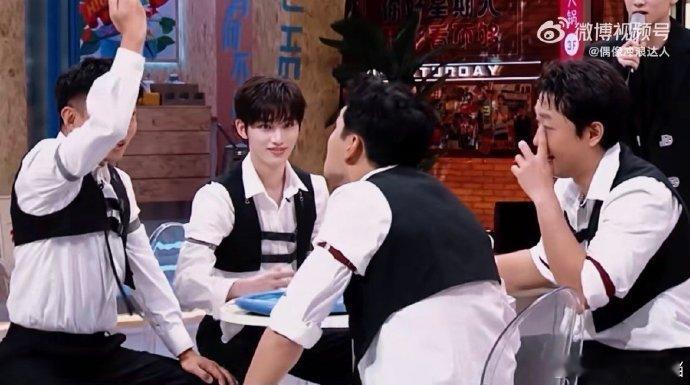丁程鑫泼了快半个娱乐圈了你好星期六丁程鑫太爱丁程鑫玩游戏的状态了！泼水时