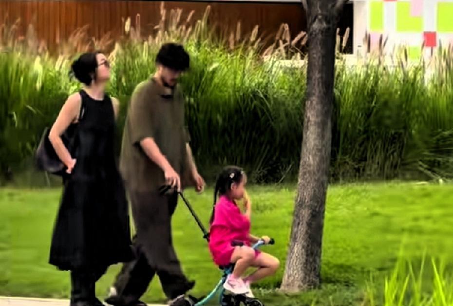 有网友在阿那亚偶遇王传君齐溪，夫妻俩带着女儿在散步！她俩个子都好高啊，很有气质，