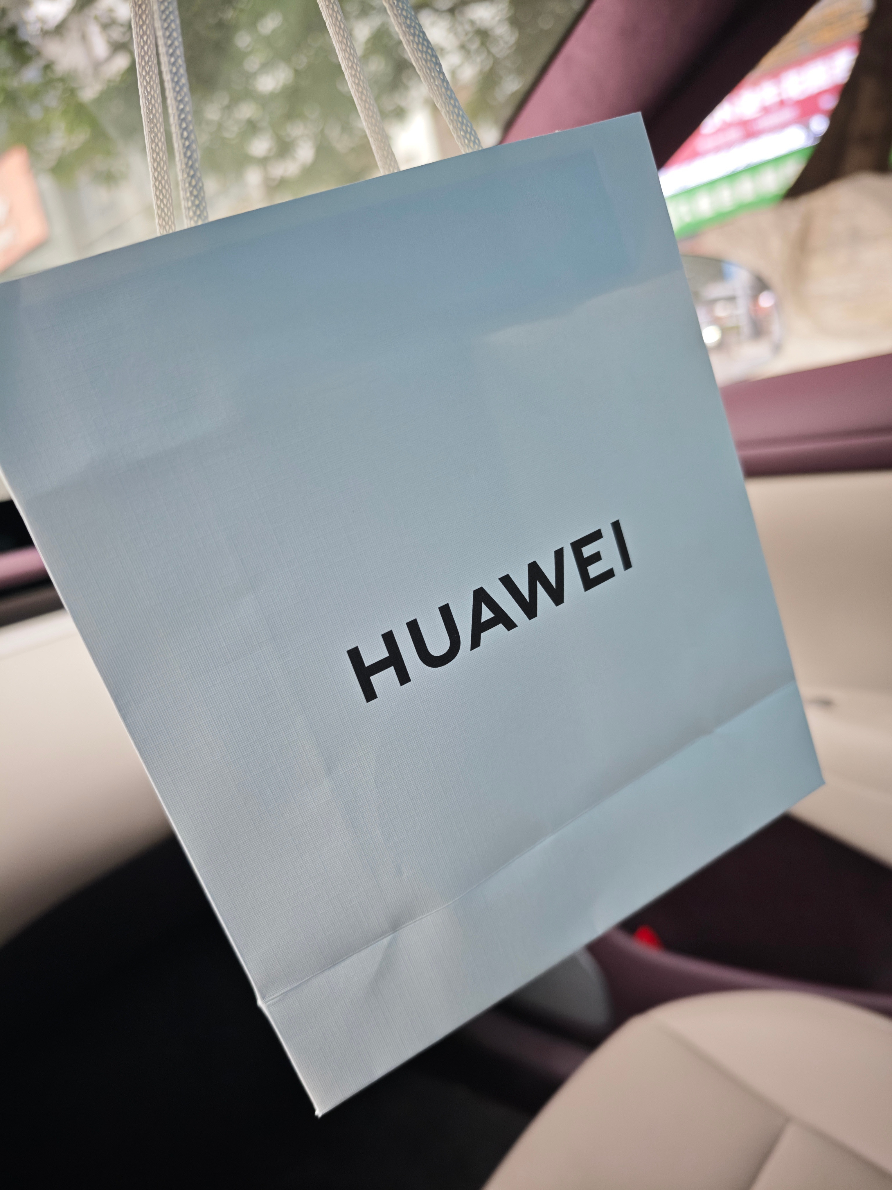 还得是黄牛厉害，官方怎么都买不到，黄牛加价就能拿