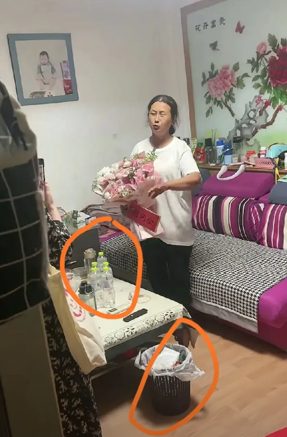 青岛救人玉米大姐，她成热榜了，被多家媒体采访。奖励她钱一点都不嫉妒，她是多么朴