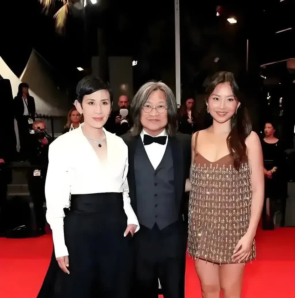 《酱园弄》里陈可辛为女儿陈是知拍了一个特写镜头，却因为“形似神不似”被摄影师剪掉