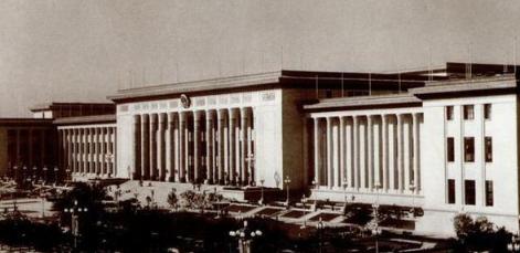 1949年，梁思成找到中央提议：“不如把人民大会堂建在五棵松。”可就在中央考虑之