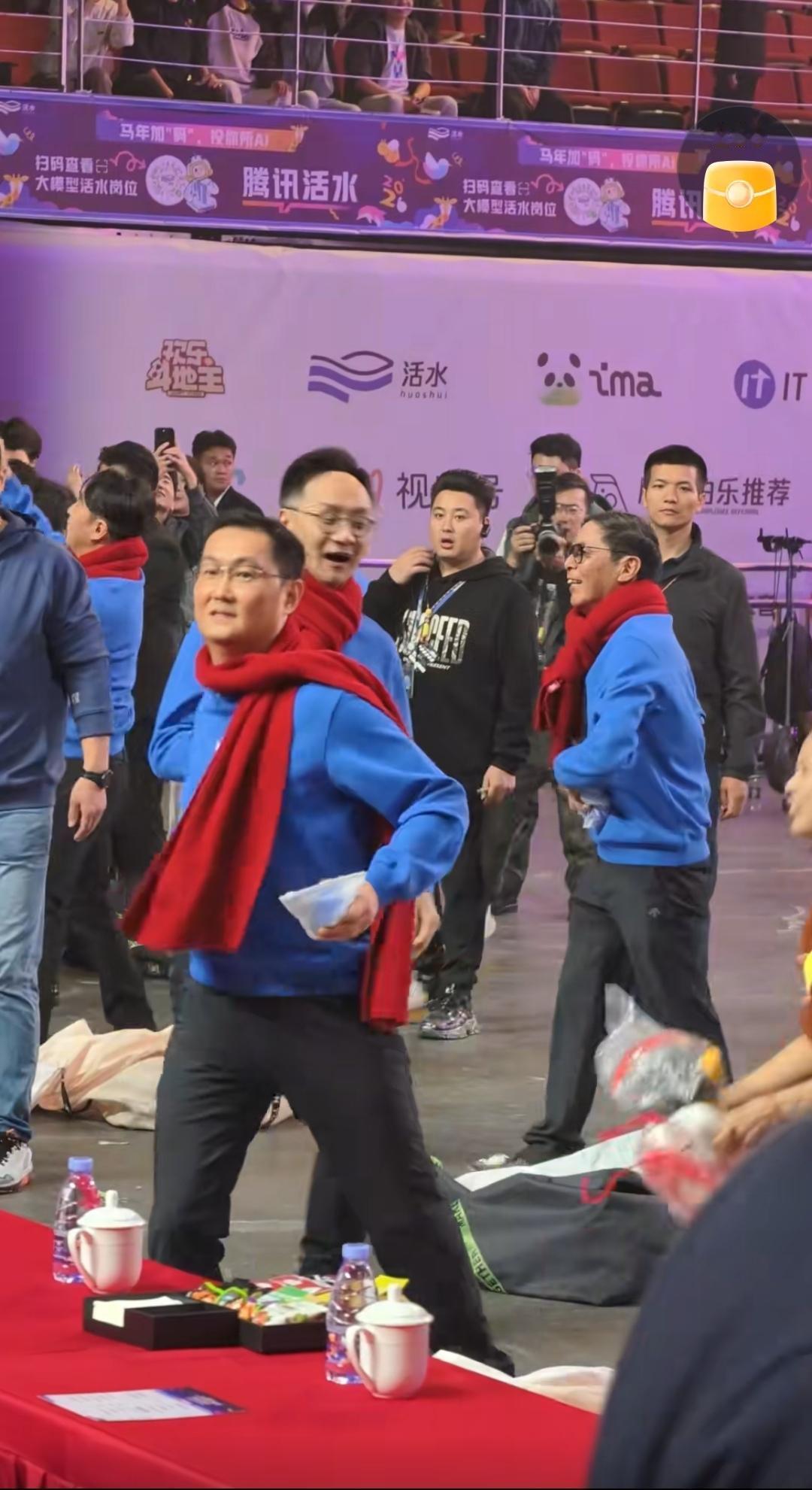 马化腾现身腾讯年会太“接地气”！穿运动装扔玩偶，网友：羡慕腾讯员工1月26日