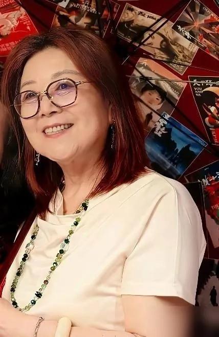 张艺谋岳父母住别墅享福，背后他老婆陈婷的手段，才是真的狠都以为陈婷只是嫁得好，1