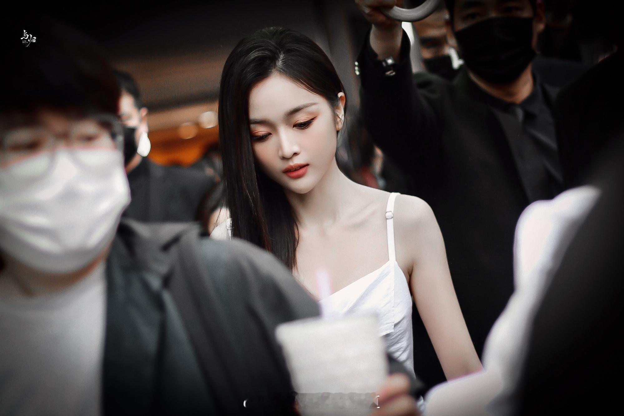 吴宣仪白色吊带露背长裙活动美照