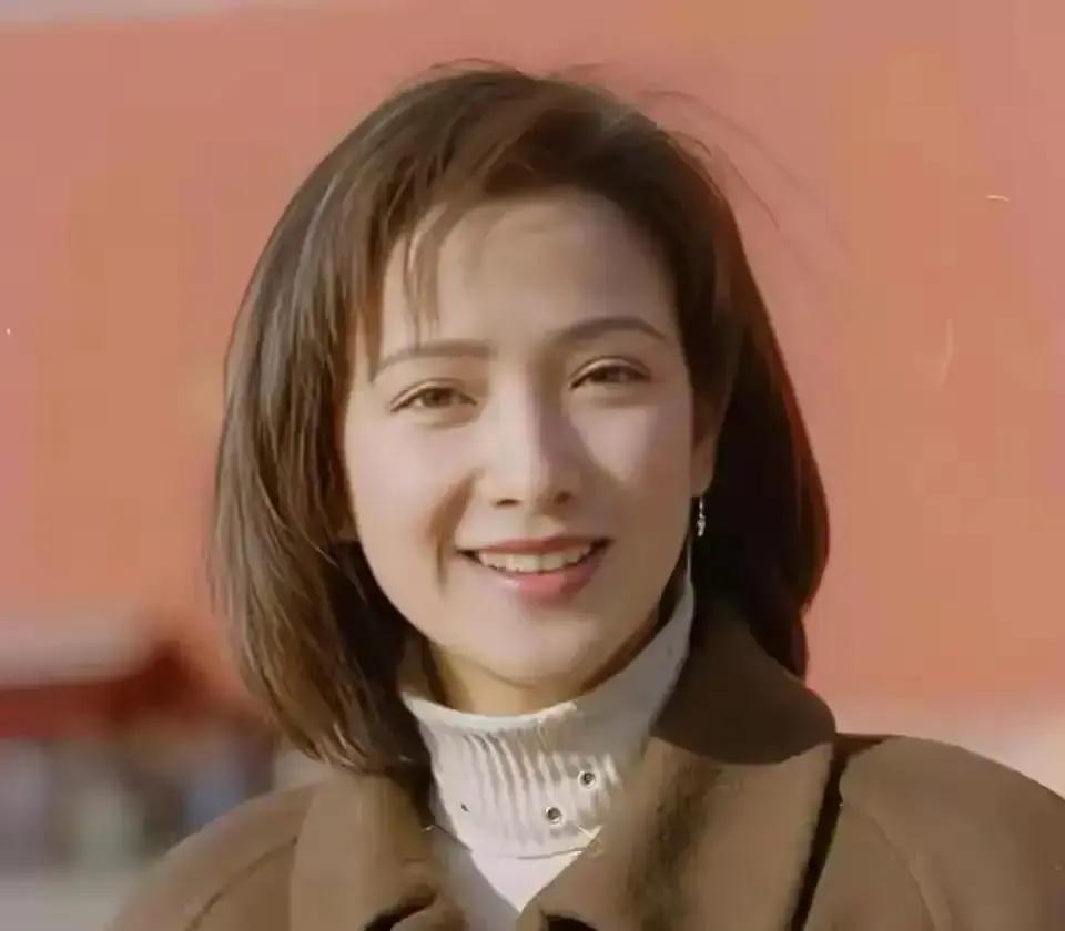 你见过离婚后关系更好的夫妻吗？2003年，何晴和许亚军签字离婚。没撕破脸，没争抚