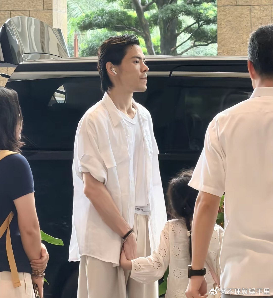 向佐带全家到珠海玩，她女儿很黏他，父女俩手牵手，感情超好！弟弟则比较独立，像个小