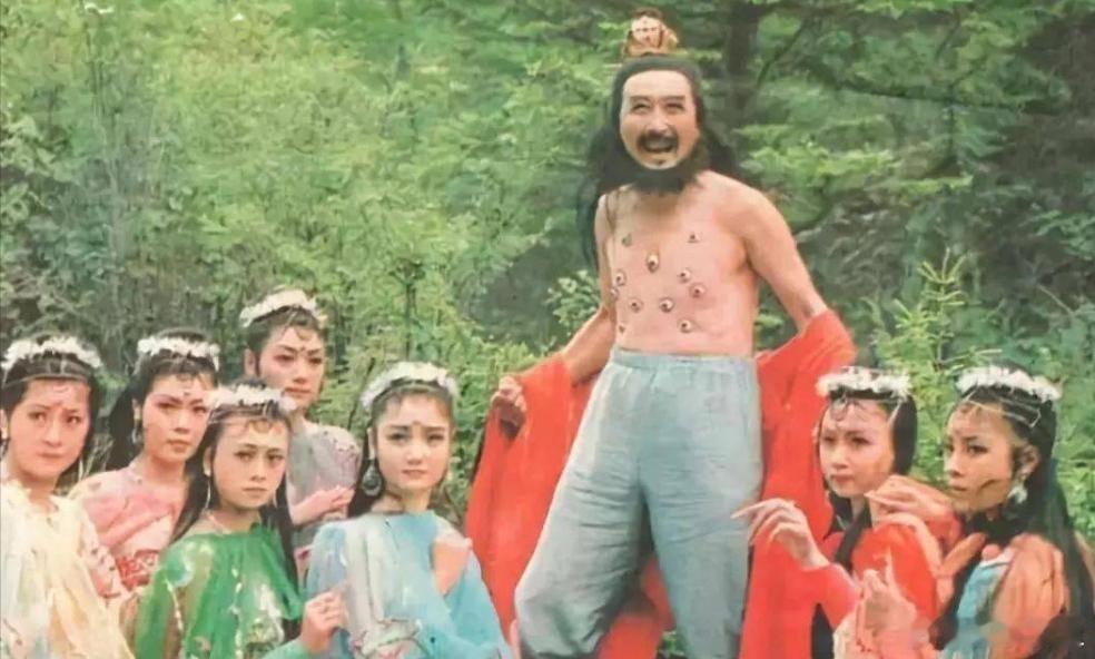 谁能把这帅小伙和《西游记》里的“蜈蚣精”联想到一块去？[并不简单]而且，要不是他从铁道部拉来了300