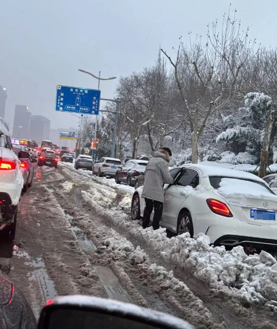 济南这场雪如果下在威海，那根本不算事儿。第一、威海每年都会下大雪，所以市政在