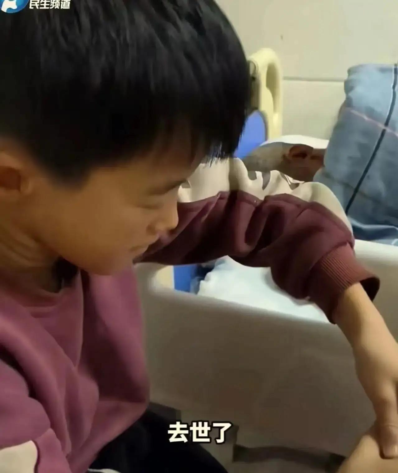 河南商丘，一个让人心碎又让人泪目的小故事。13岁的男孩小强，正坐在医院病床旁