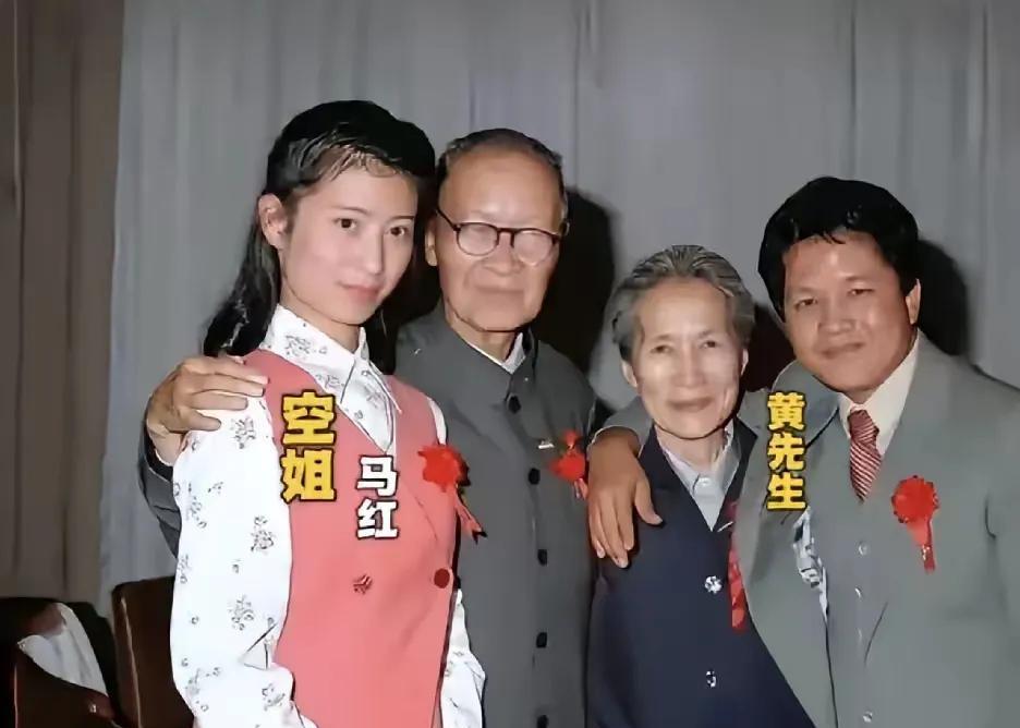 这是80年代，黄植诚先生迎娶空姐的合照片。他说台湾太小了，想来看看万里长城，就开