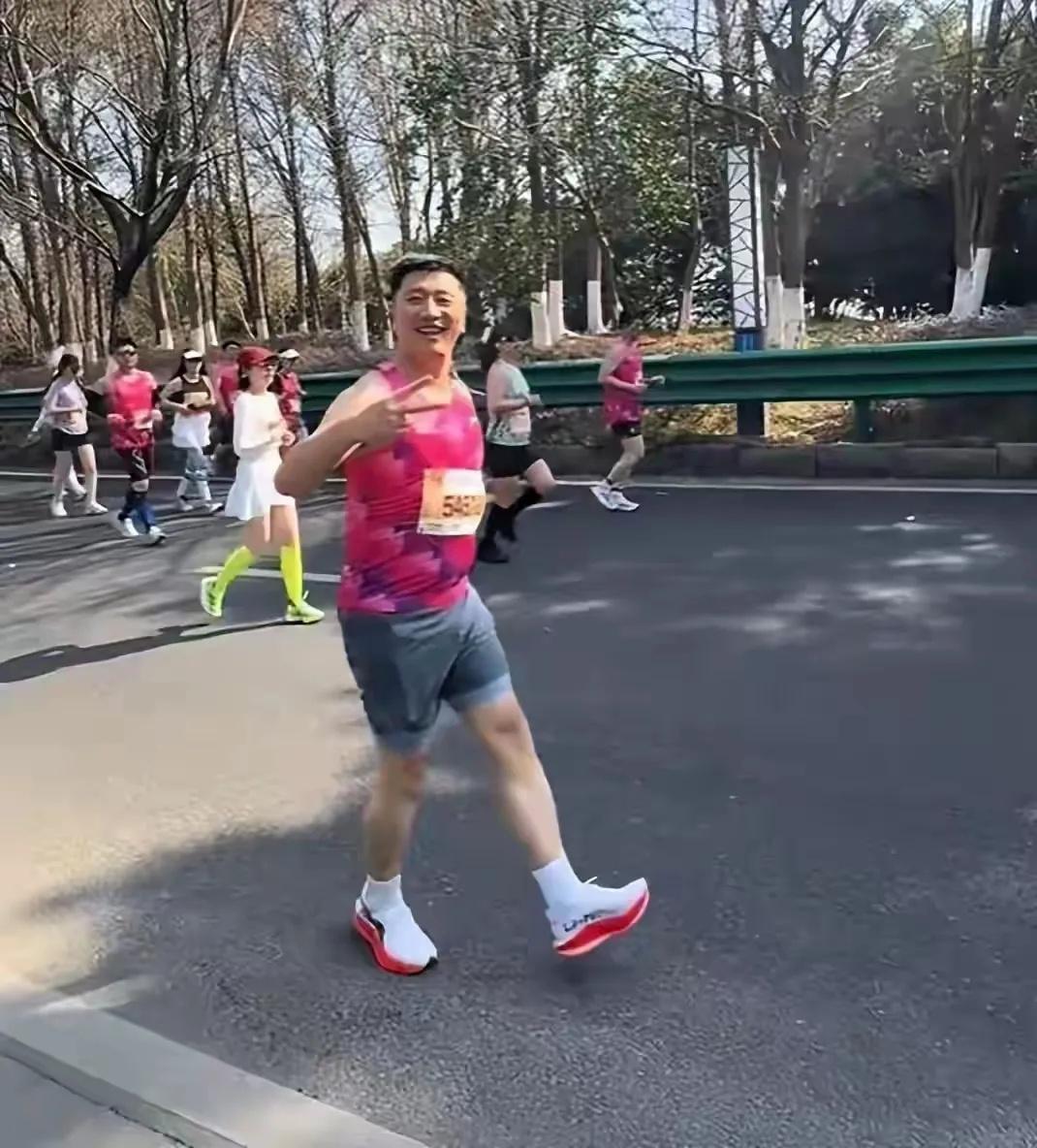 曾经的他，看起来是多么健壮，多么阳光。参加马拉松赛，体检结果他心脏是有问题的