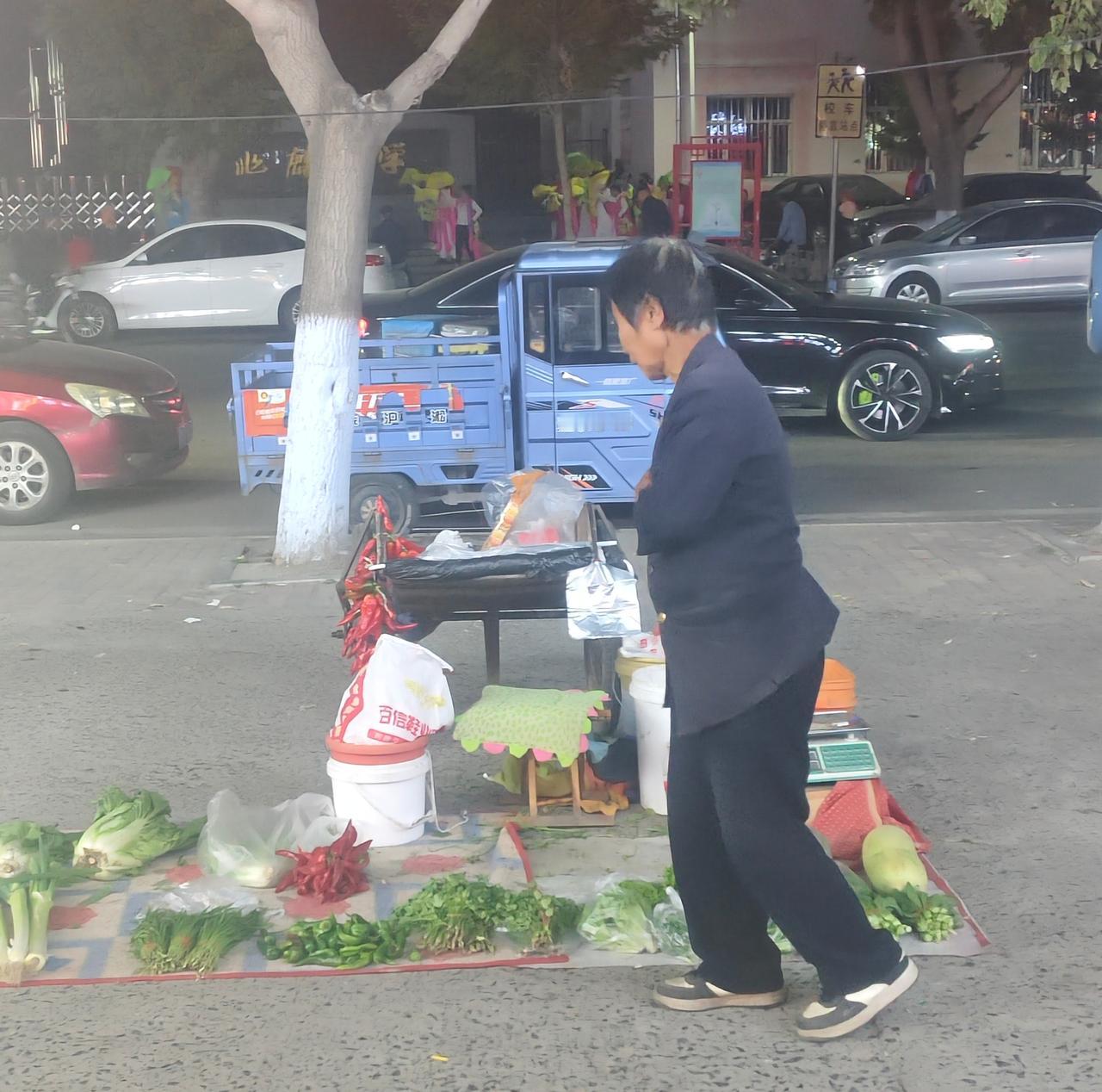 大家有没有发现，无论是在晚市上还是早市上，经常会看到这样一种情况，就
