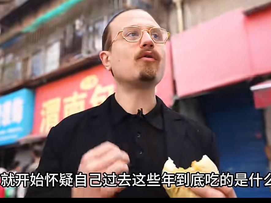 美国千万粉大厨吃了中国路边摊之后，直呼中国的路边摊吊打美国顶级餐厅他尝了一个