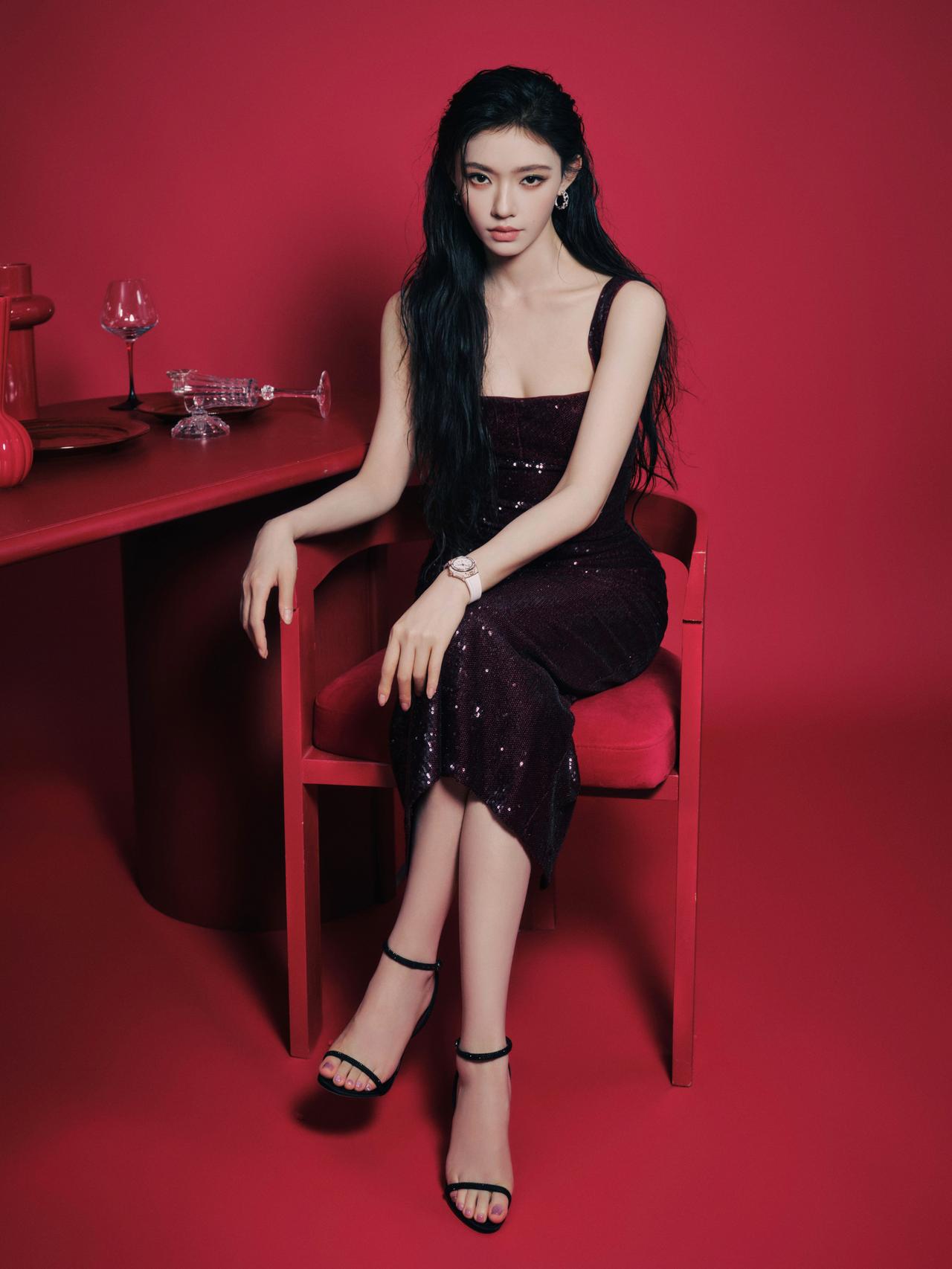 林允这身深红亮片吊带裙，简直是把“人间富贵花”刻进了DNA里！于寂静处感知澎
