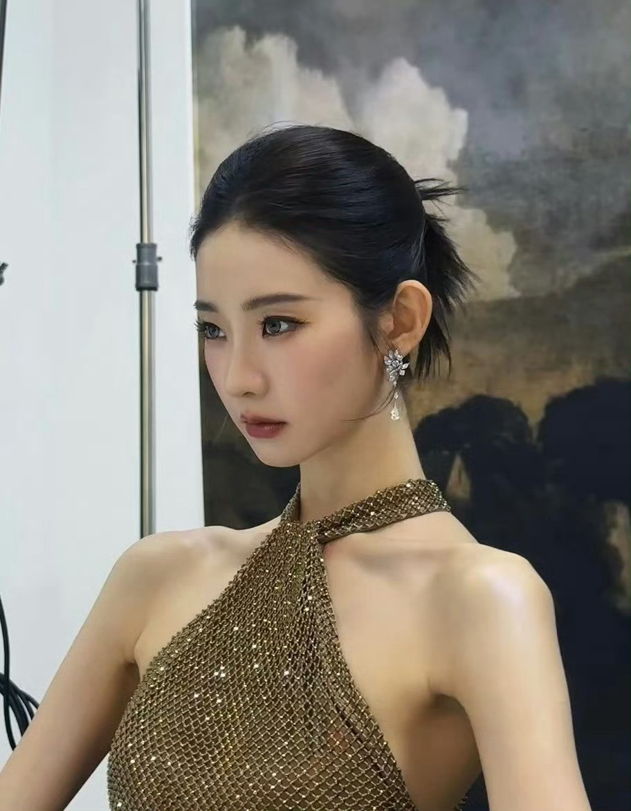 被张艺凡钓成翘嘴了张艺凡这张脸绝对可以说是女娲娘娘的得意之作了吧，让我们都会被