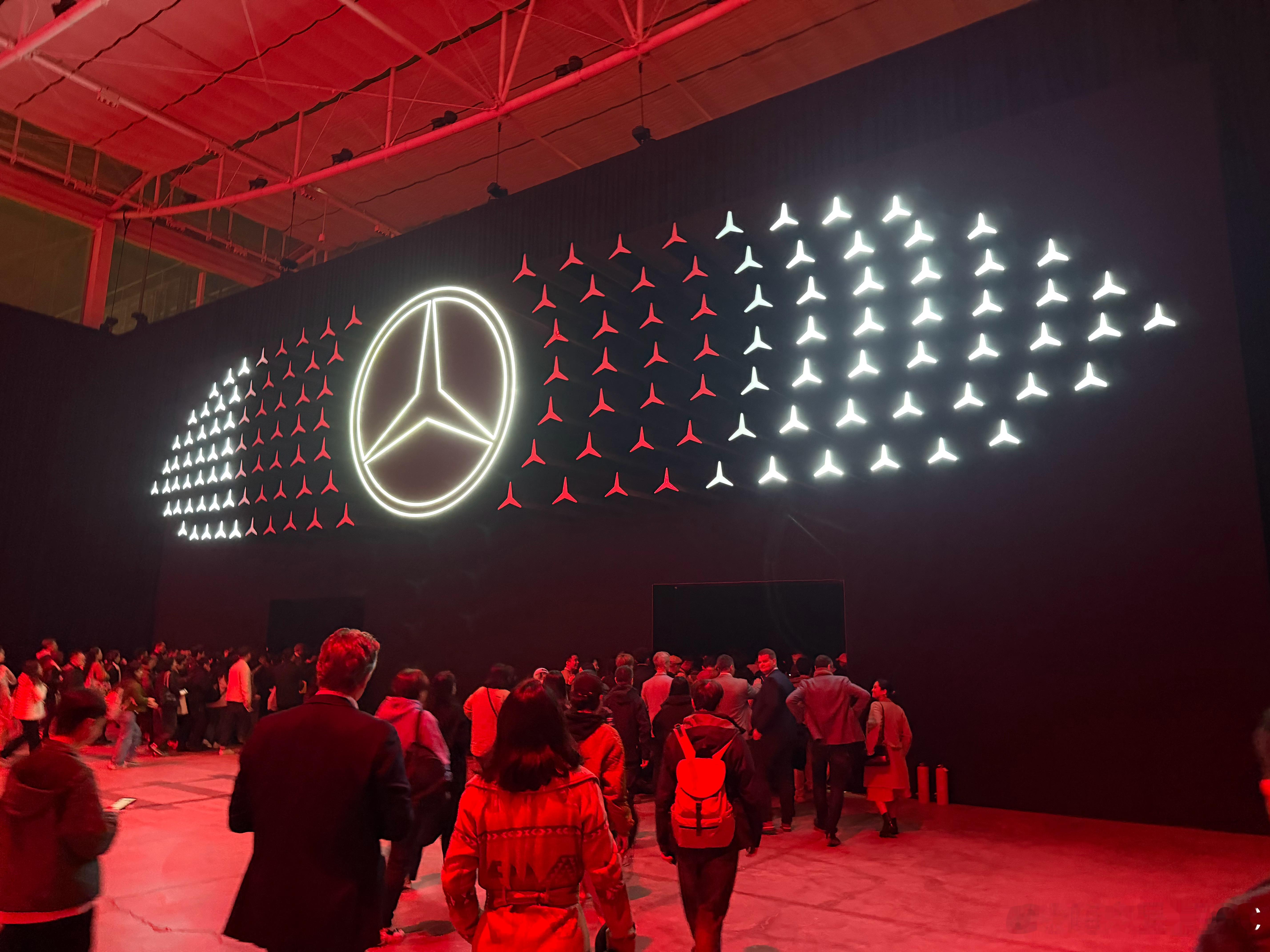 他没嫌我穷、也没嫌我没钱，反而说，我只是因为一时的妥协北京奔驰董事长的