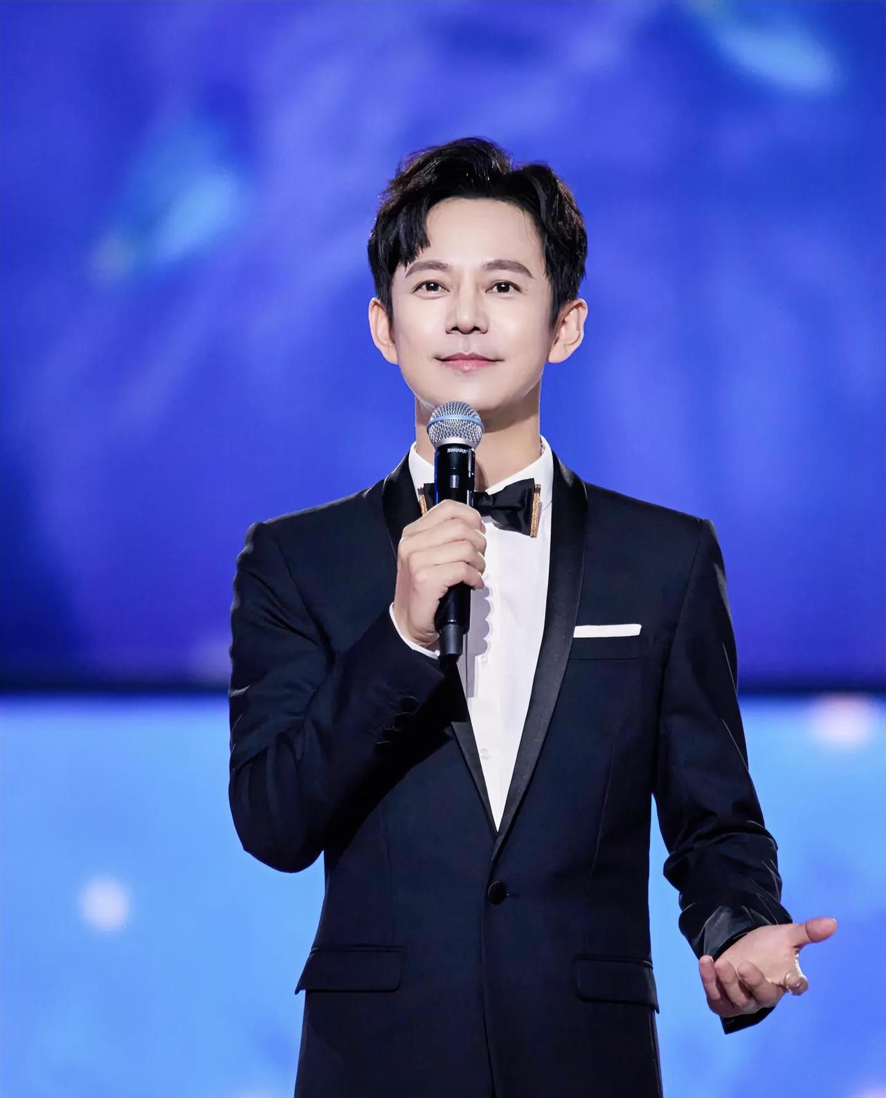 一觉醒来估计全网都替何炅icon捏把汗，他可能自己都想不到，竟然还有自己