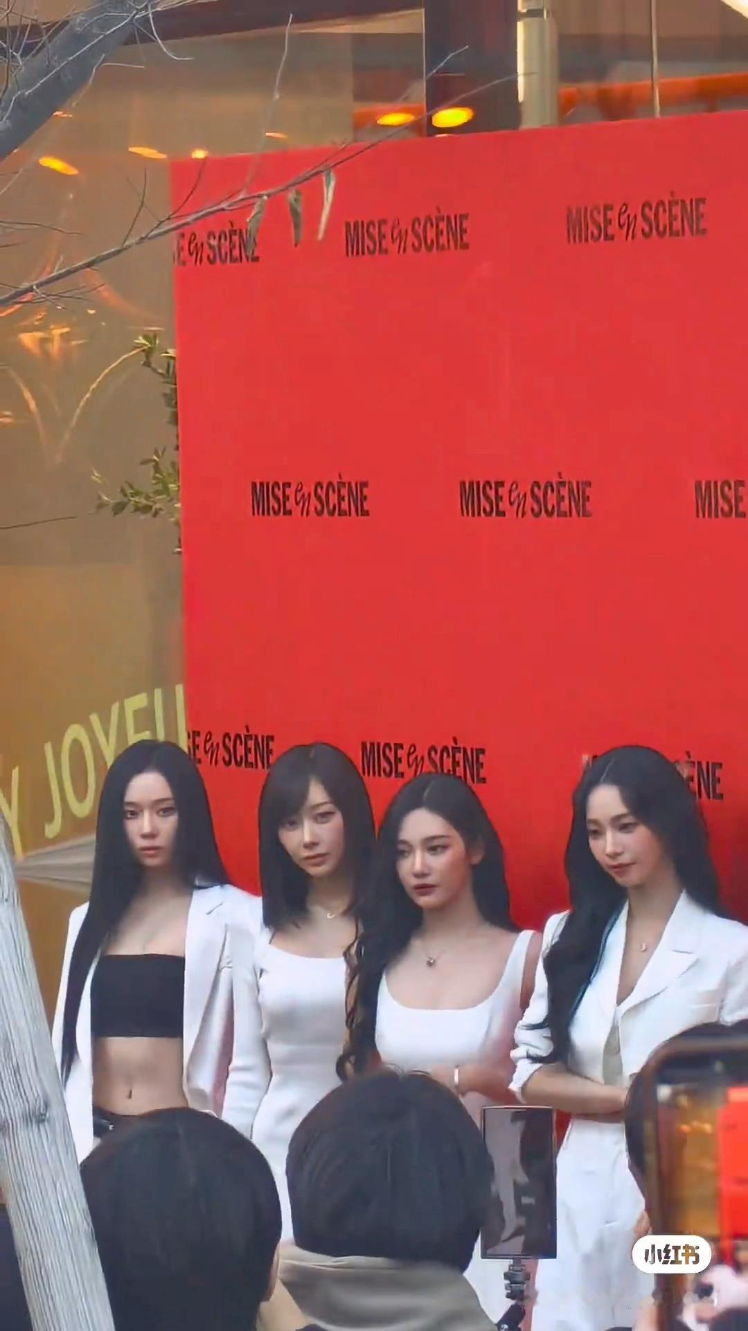 这恐怖的镜头下的面部平整度….📕：小张为什么要这么嚣张