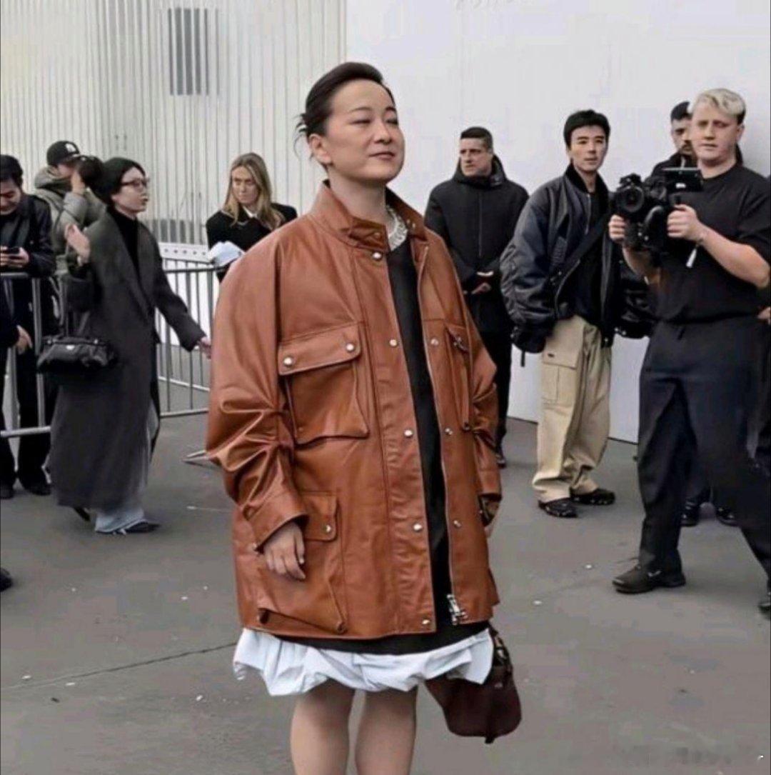贾玲亮相米兰时装周，整个人的气质和以往完全不一样，简直判若两人！感觉略显憔悴了…​