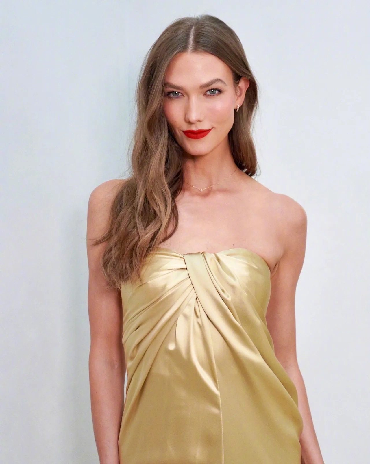 出席霉霉婚礼的超模卡莉·克劳斯(KarlieKloss)和丈夫约书亚·库什
