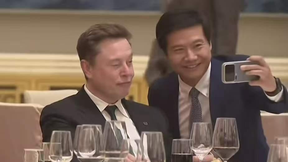 马斯克本人亲自转发的这条帖子，直接把之前所有“马斯克看不起雷军、合影不耐烦”的断