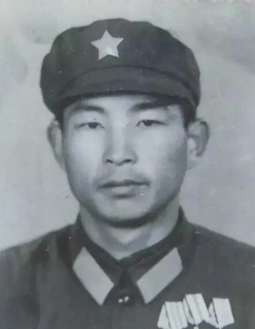 ☁1980年，十几个越军把小战士许明习团团围住，见他落单，打算活捉他回去邀
