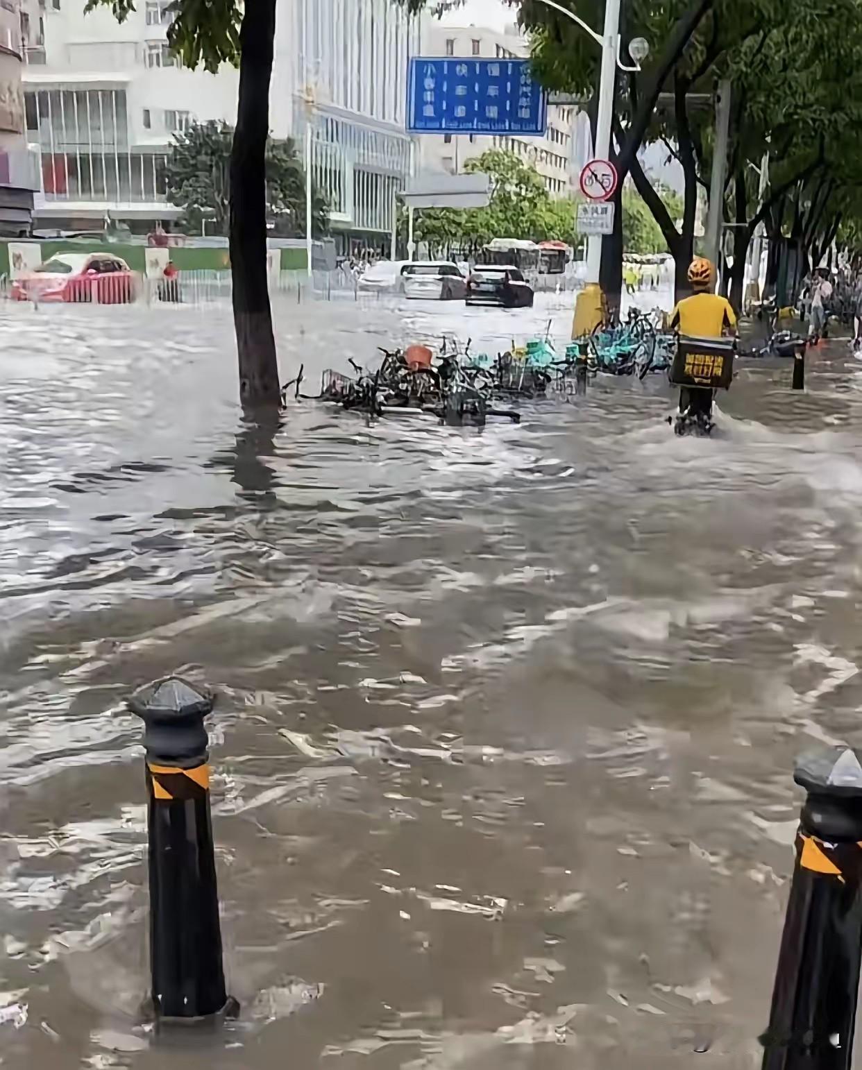 广州这场大雨，又把“落雨大，水浸街”的老话给浇活了。东风东路能淹到没过小腿