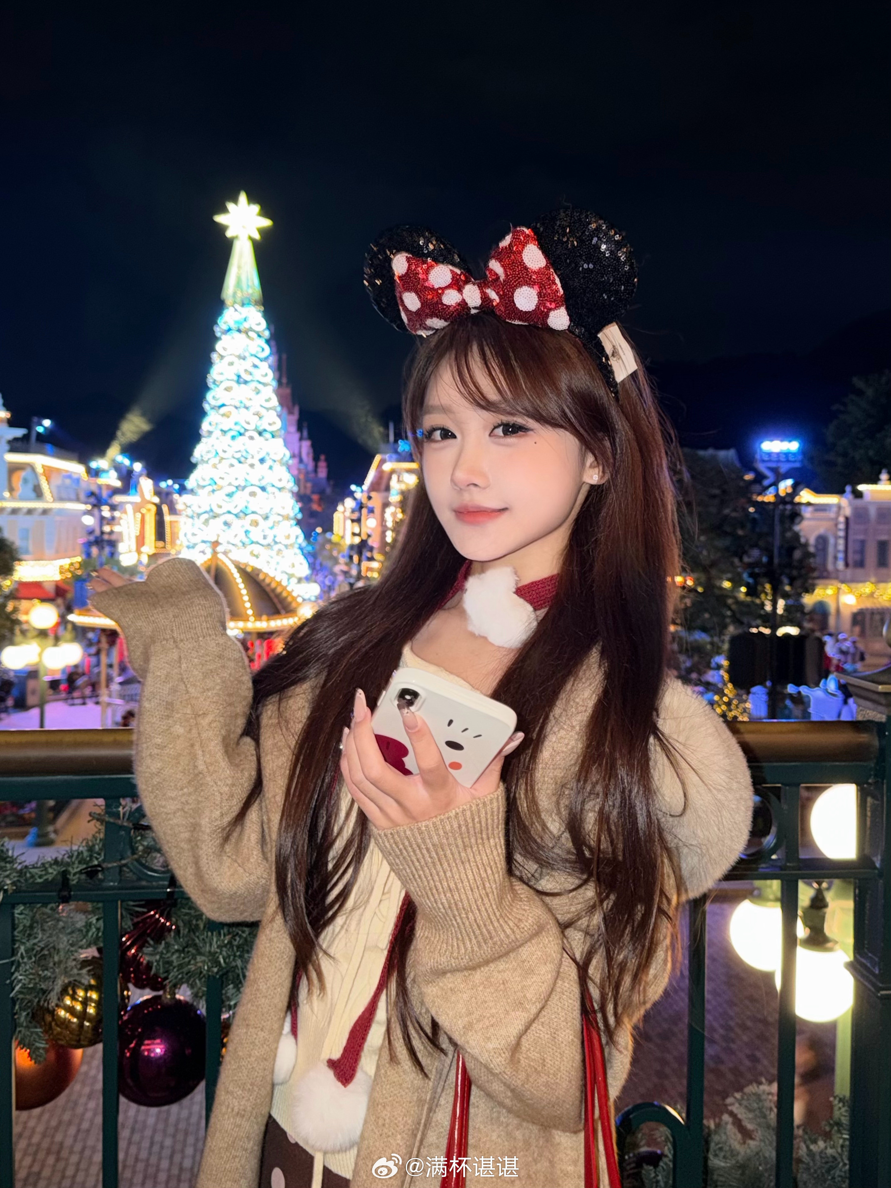 和迪士尼的一次圣诞合作ʕ•ᴥ•ʔ🎄很开心！！但是希望下次去迪士尼不要只是在拍