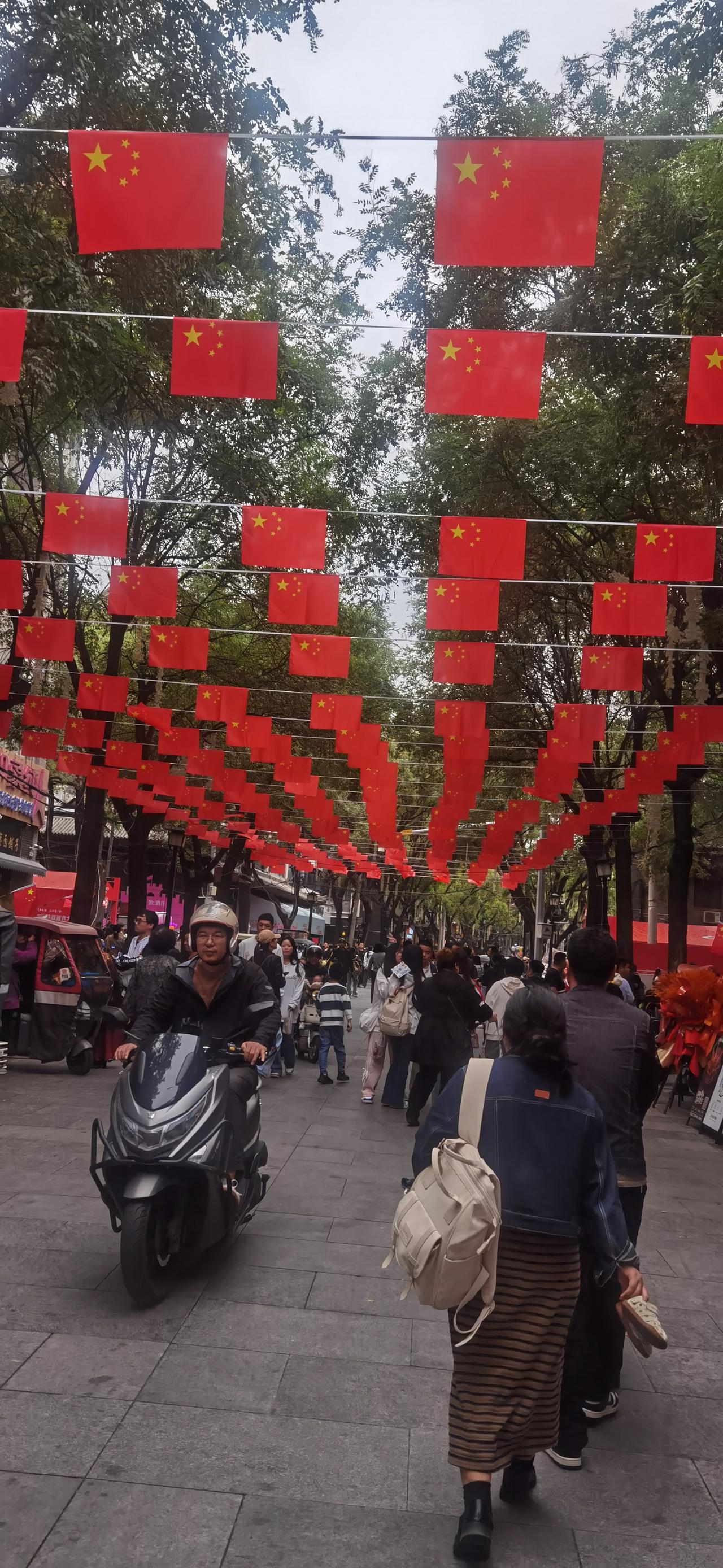   无题秋雨是惯犯偷换黄叶万千片撒满路面。夏去的决然，秋意演绵绵