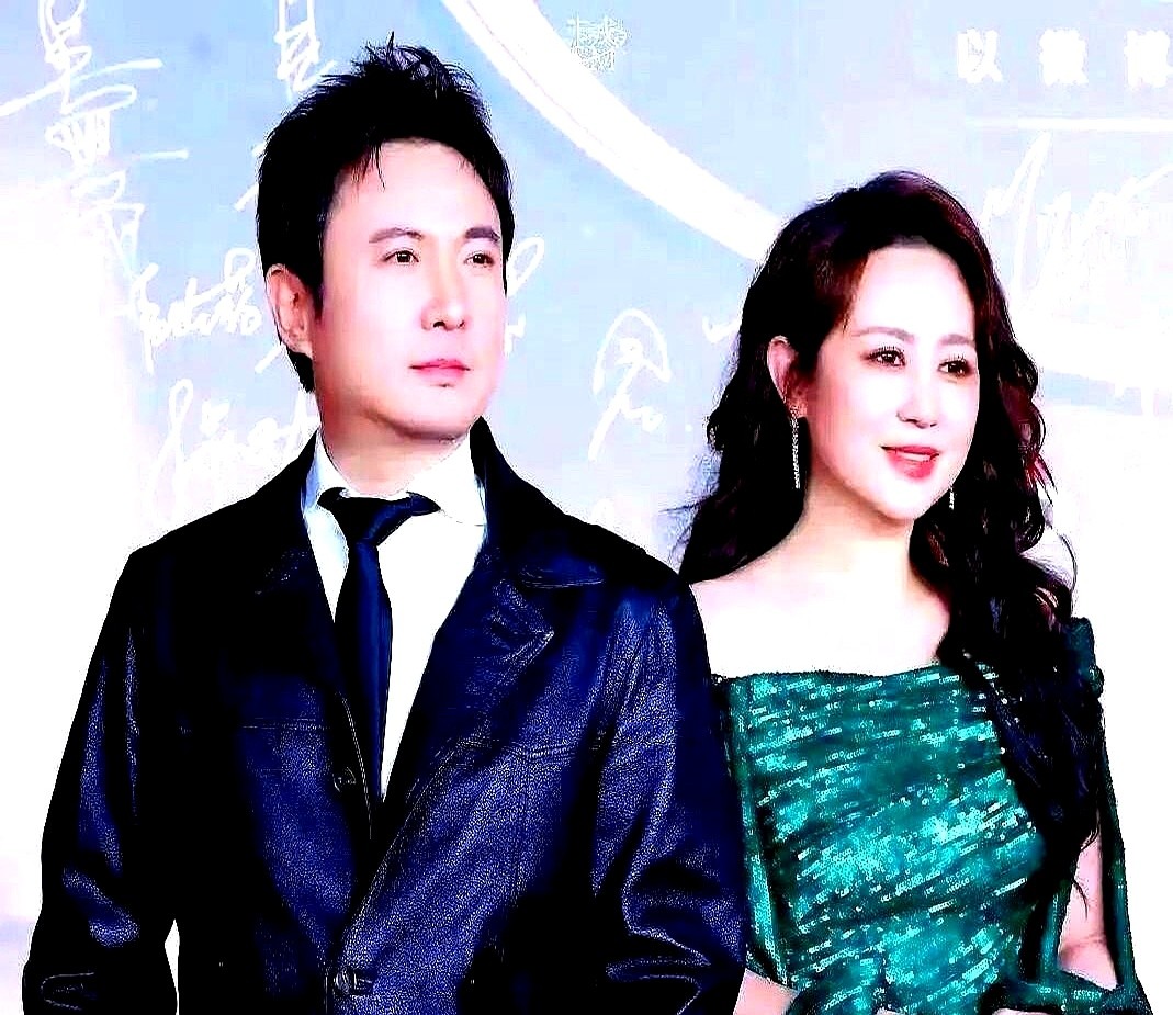 沈腾突然说：“我这辈子最恨我爸妈。”话音刚落，全场都愣住了，这是要走煽情路线？马丽秒接：“是吧，怎么