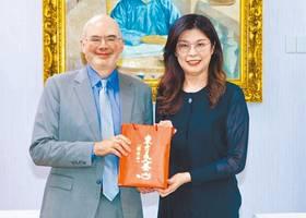 郑丽文接连见美国人和日本人12日见了美国的谷立言13日见了日本的片山和之有