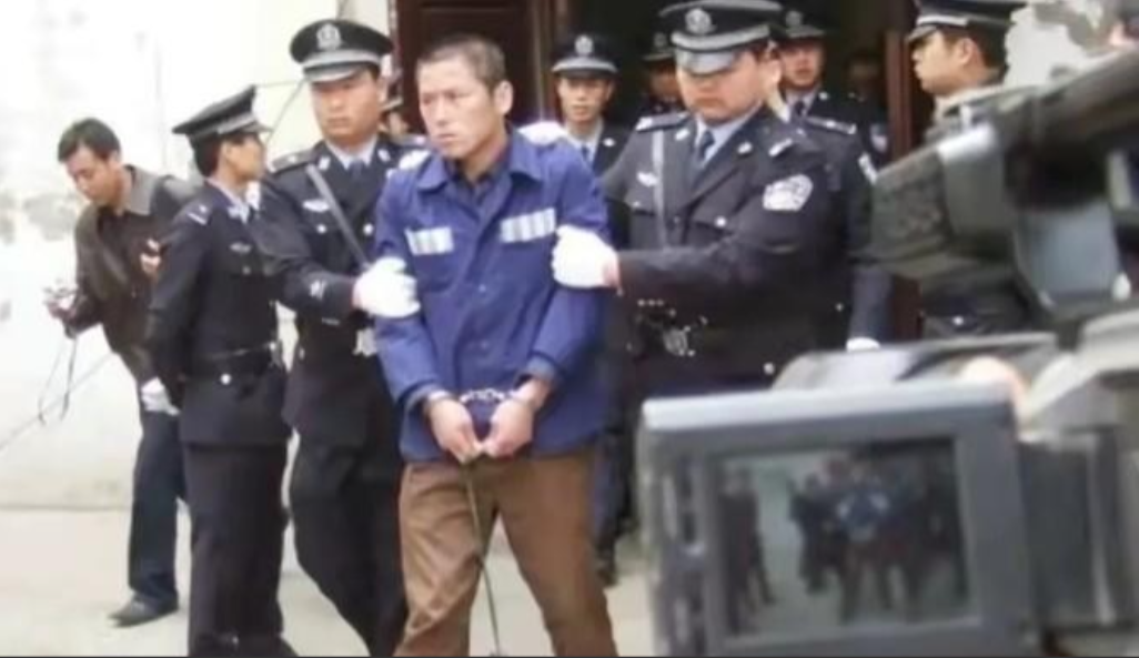1994年，甘肃武威民勤县，情杀犯刘学兵被判处死刑。临刑前，他仰天大笑，说到：“