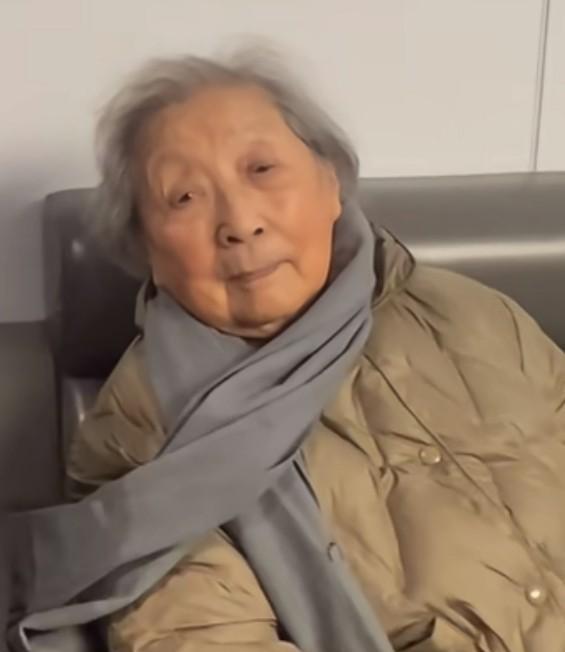 98岁高龄亮相，素棉袄银发，却比许多年轻人更挺拔——这才是时间真正的馈赠。她每