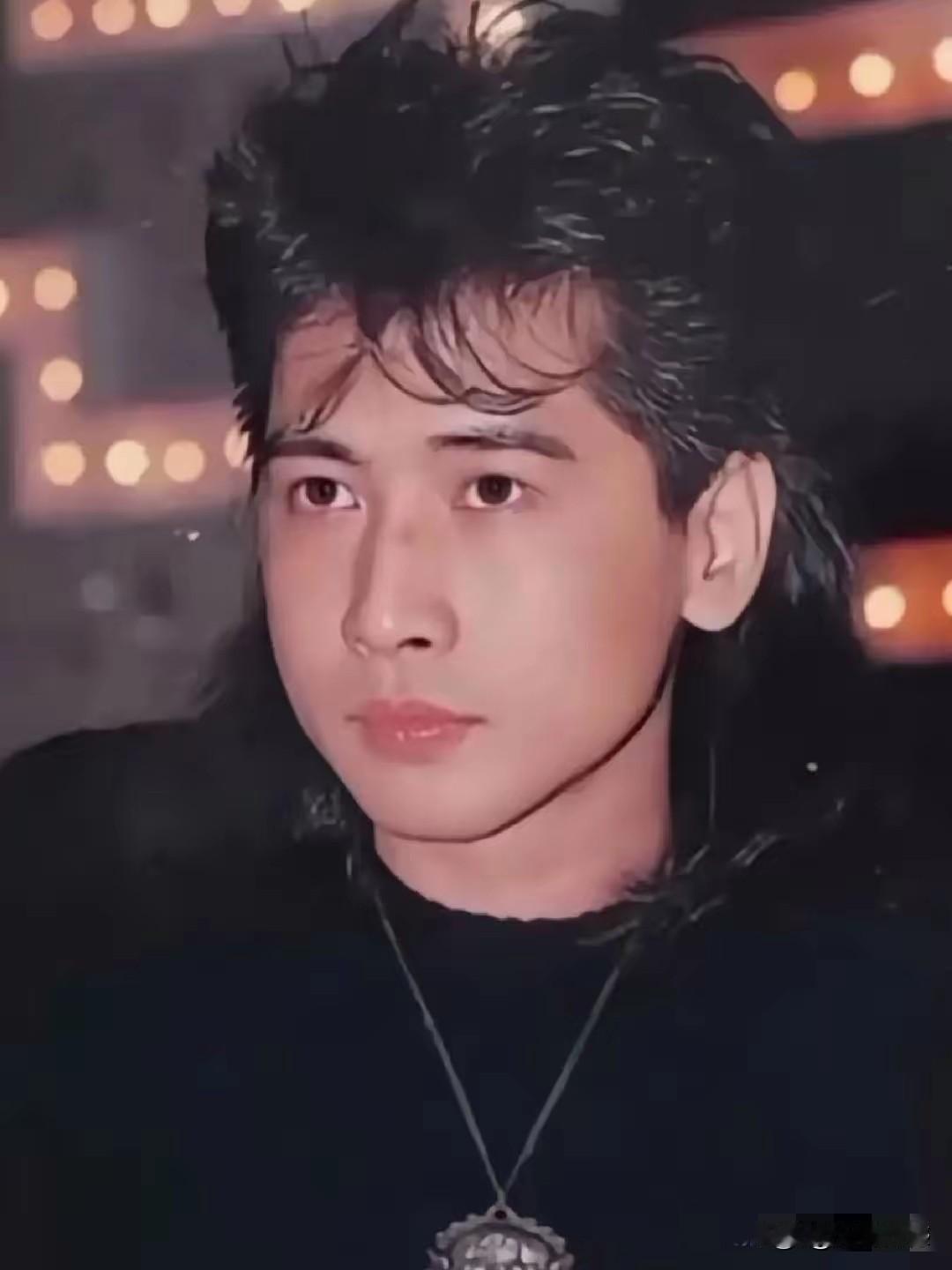 齐秦年轻的时候，长得也是很帅气的，可是岁数大了之后，与年轻的时候完全不一样了，由