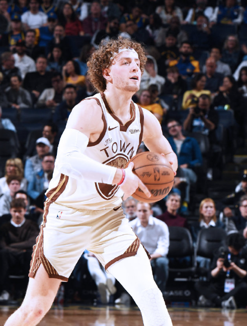 今天波姐表现好勇士赢球，他没得到表扬是我意料之中但居然有人拿桑托斯的三十加来