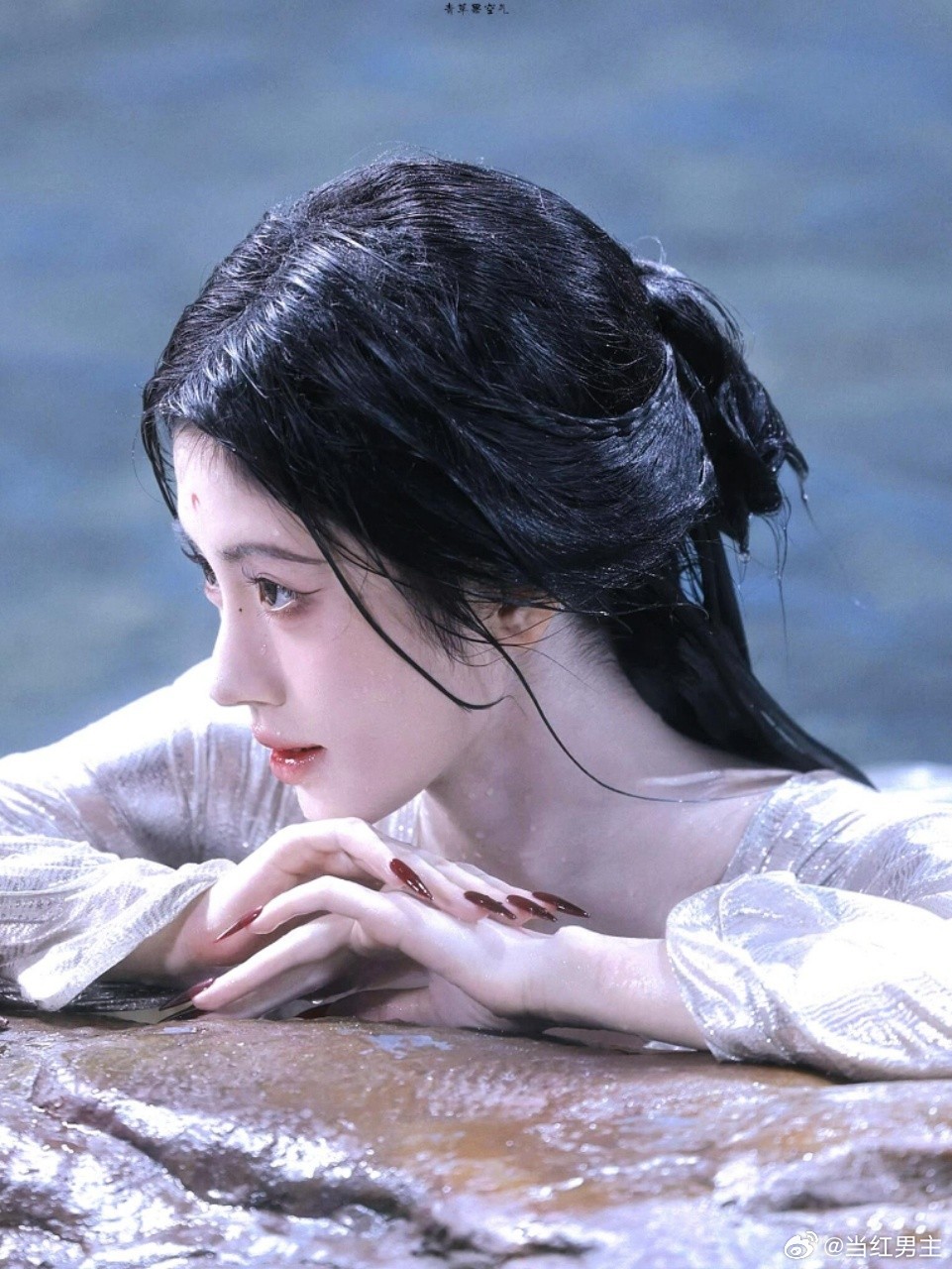鞠婧祎陈都灵水戏这段戏真的越看越有味道💯鞠婧祎自带破碎氛围感，陈都灵端庄有气