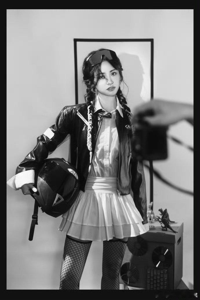 沈月完全像小说漫画里面走出来的叛逆少女。风格真的是绝了