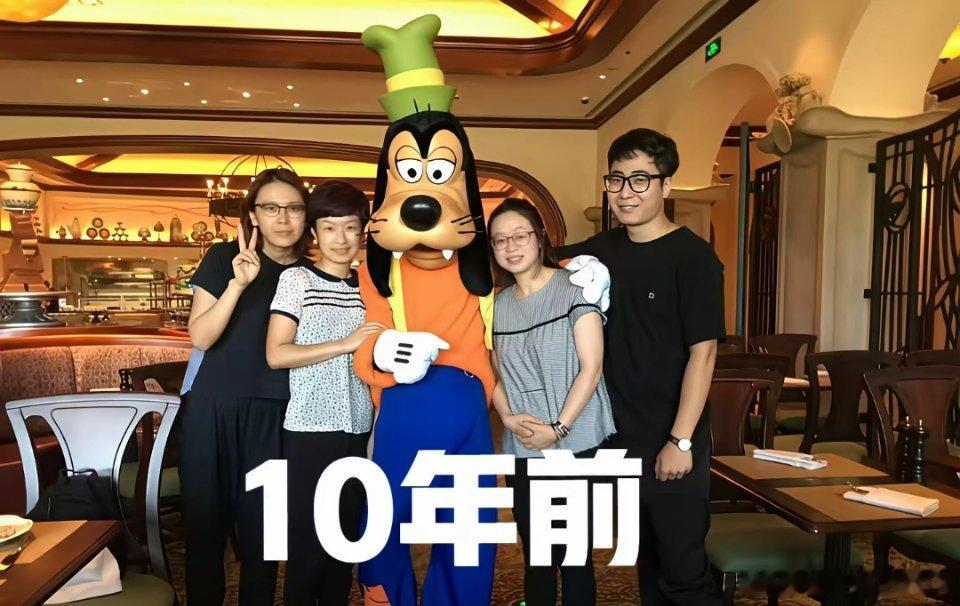 孙俪晒迪士尼10年前对比照，除了不变的“微商头”，还有可爱的唐老鸭之外，最让人震
