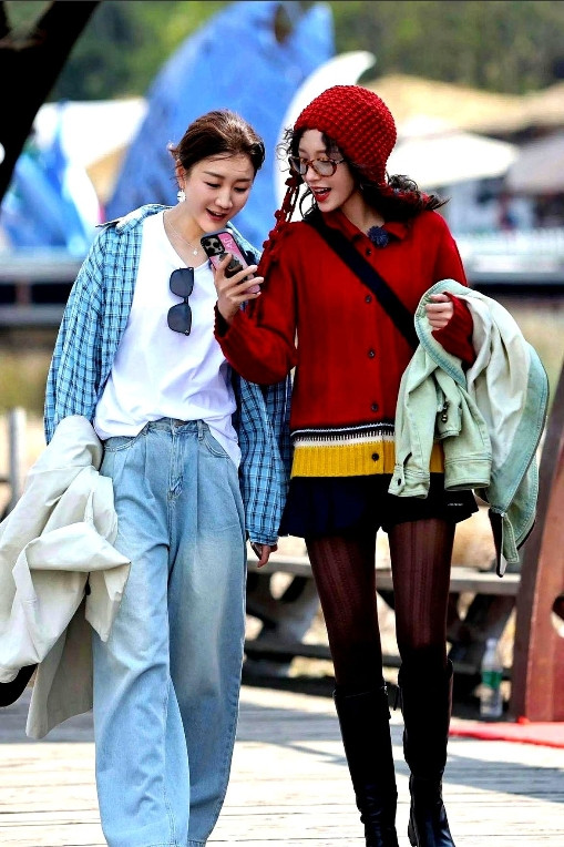 程潇给陈梦化女团妆，陈梦感觉口红太红她很不好意思，就偷偷地擦掉了一点。程潇发