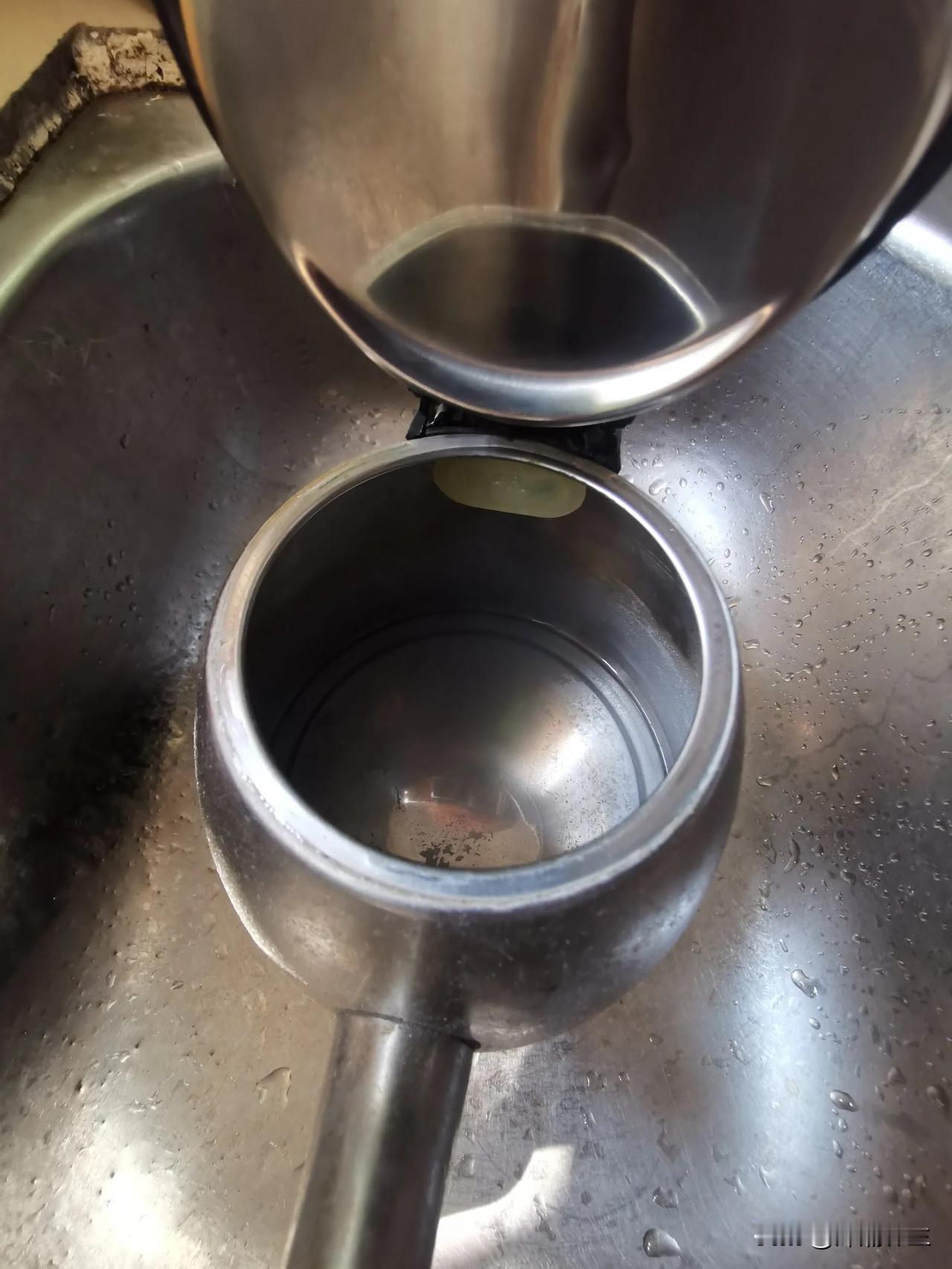 大家有没有感觉今年深圳自来水好像变味道了？！直接接用市自来水煲开水，居然里面有水