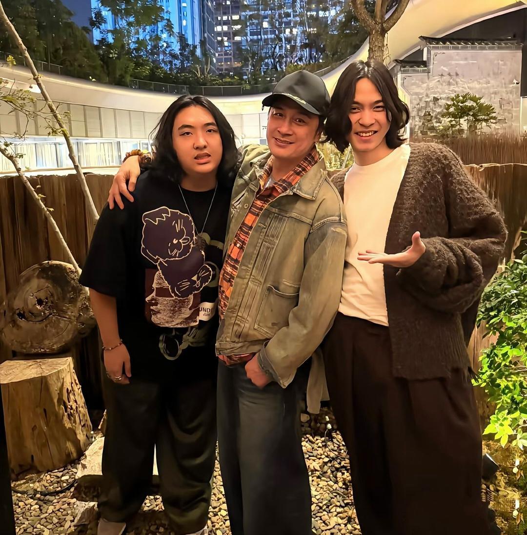 吴镇宇和儿子费曼还有好友一起在餐馆聚餐，三人合影，17岁费曼又胖了，圆圆的脸蛋，