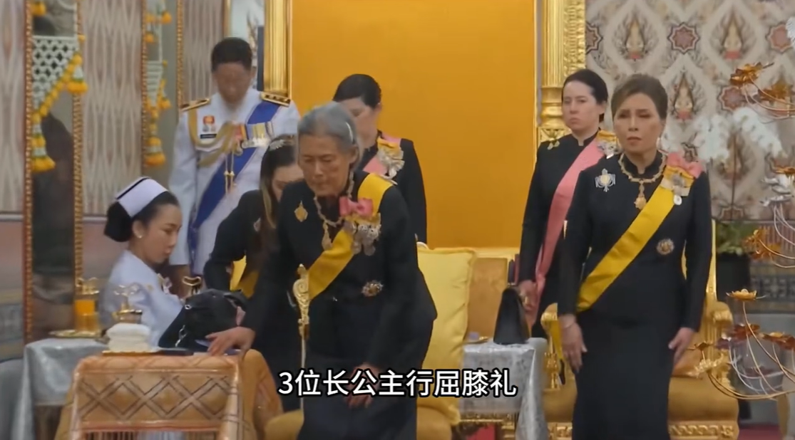 大公主乌汶叻、二公主诗琳通、小公主朱拉蓬一起给玛哈国王行屈膝礼!10月30日泰国