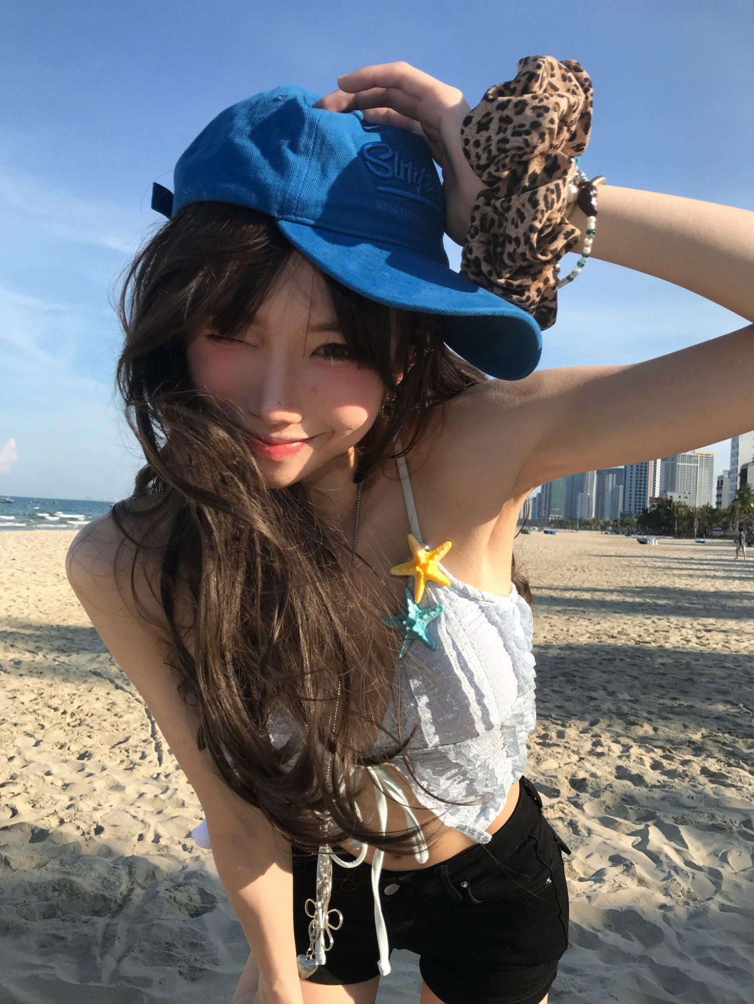☀️ 海邊美女們準備好了！ 🌊 一戴上帽子，大家都愛上了~ 😎