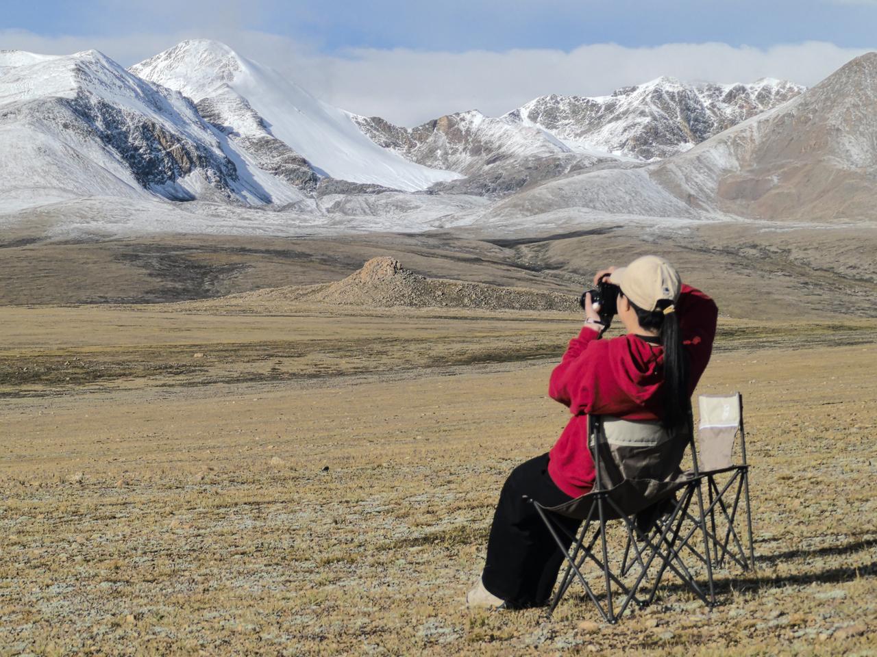 如果美元大幅贬值，重走量化宽松老路，导致国际市场大宗商品通货膨胀，东大会紧关国门