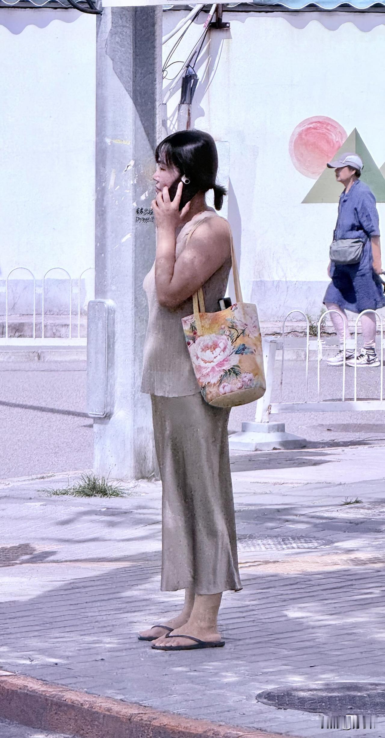 北京街头随手拍：她可能不知道自己有多仙没有惊艳，没有妩媚，但她的穿着和她的包包