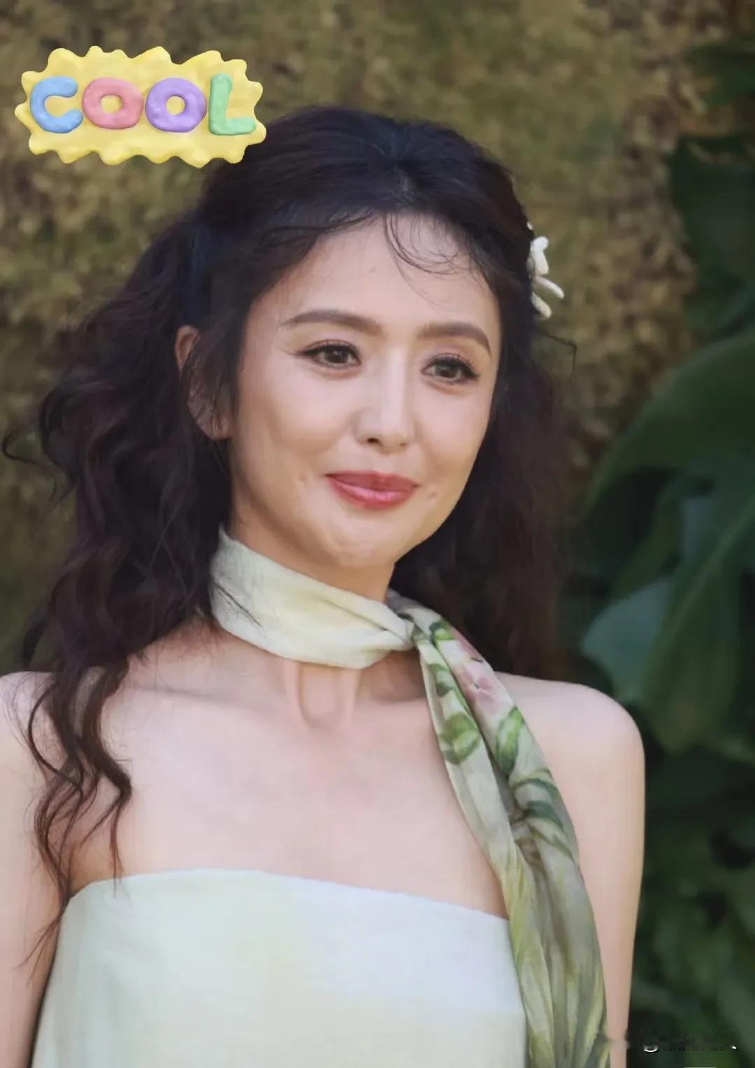 佟丽娅都这岁数了，与其硬撑少女感翻车，不如学学高圆圆的气质穿搭，看看舒淇优雅大气