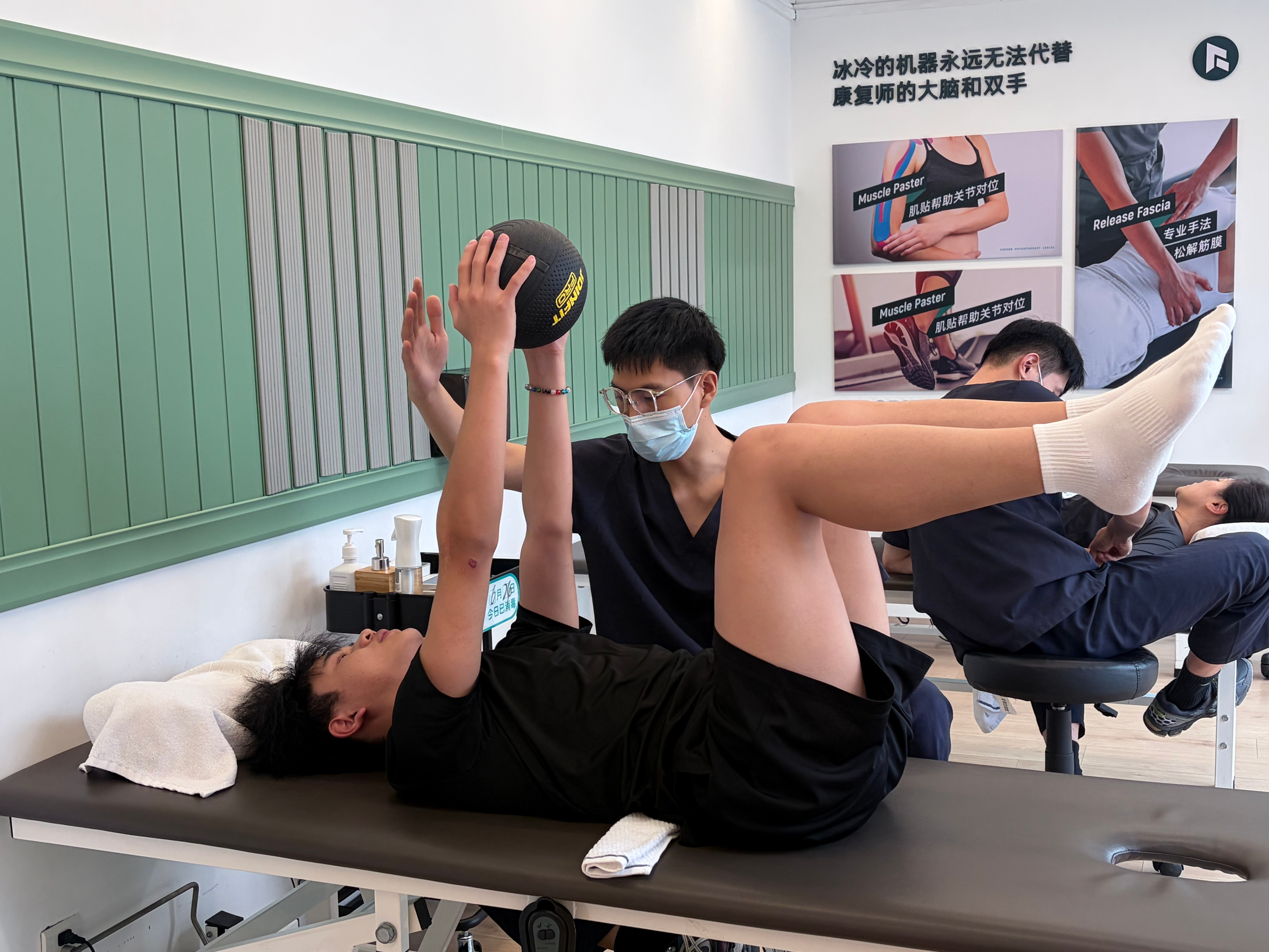 锐博康复打卡——广州店的张老师，指导患者康复训练中——仰卧类的训练，在康复中也是
